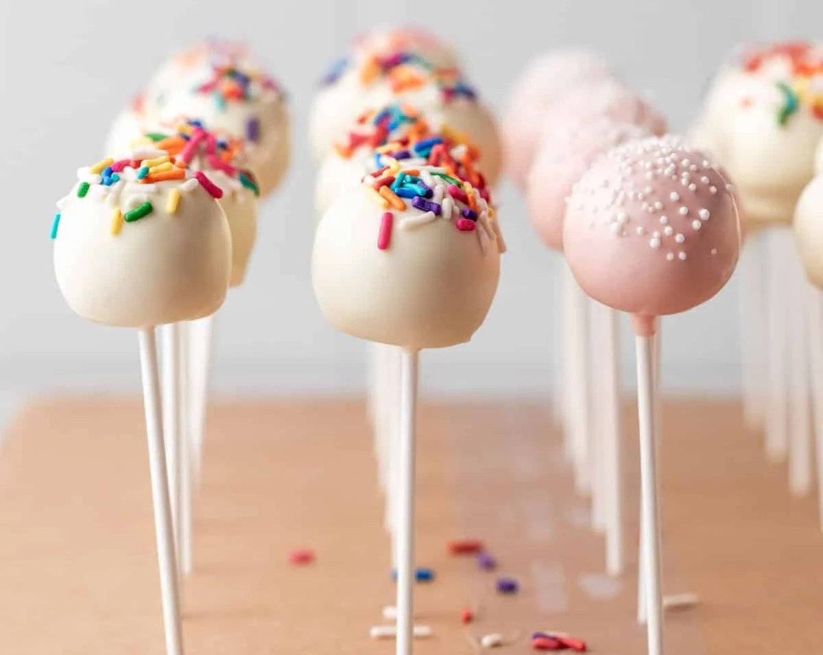 Easy Cake Pops Recipe and Cake Pop Flavor Ideas suggested serving